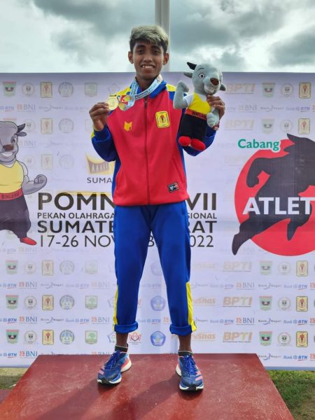 Arjun usai menerima medali emas setelah meraih juara satu lari 1.500 meter putra. (Istimewa) 