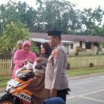Ramadan Berkah, Anggota Polsek Lawa Berbagi Takjil dengan Pengguna Jalan