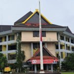 Rektor Prof Armid Wafat, UHO Kendari Kibarkan Bendera Setengah Tiang